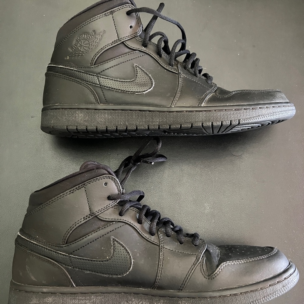 Men's Air Jordan 1 Mid Shoes in Black